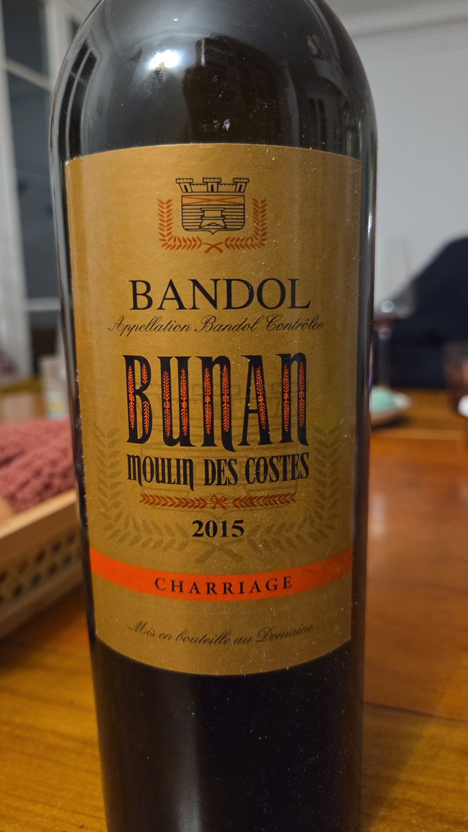 C'est vraiment très bon. Le mourvedre qui penche vers un côté cabernet sauvignon, léger cuir beaux tanins, herbes, menthe réglisse, fruits noirs en fond. Élevage élégant en ouverture.
