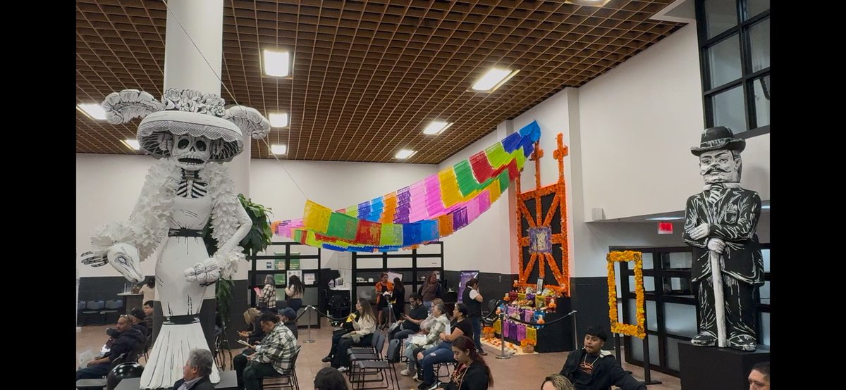 🌼💀🌼 ¡Celebramos con nuestra comunidad el Día de Muertos! Además de visitar el altar dedicado a las personas migrantes que han muerto buscando una vida mejor para sus familias, pudieron disfrutar del pan de muerto y tomarse fotos con La Catrina.