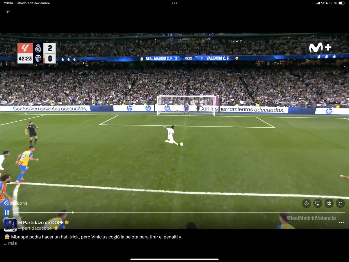 lamacope's tweet photo. Tema penaltis

Lo dije el día de España (Ferran se lo quitó a Oyarzabal)
Y lo digo hoy también.( Vinicius se lo quita a Mbappe)

Esto no es un patio de colegio, ni una pachanga, ni un partido de solteros, esto es fútbol profesional.
LOS PENALTIES LOS DEBEN TIRAN LOS ESPECIALISTAS https://t.co/kCuGaxV1HQ