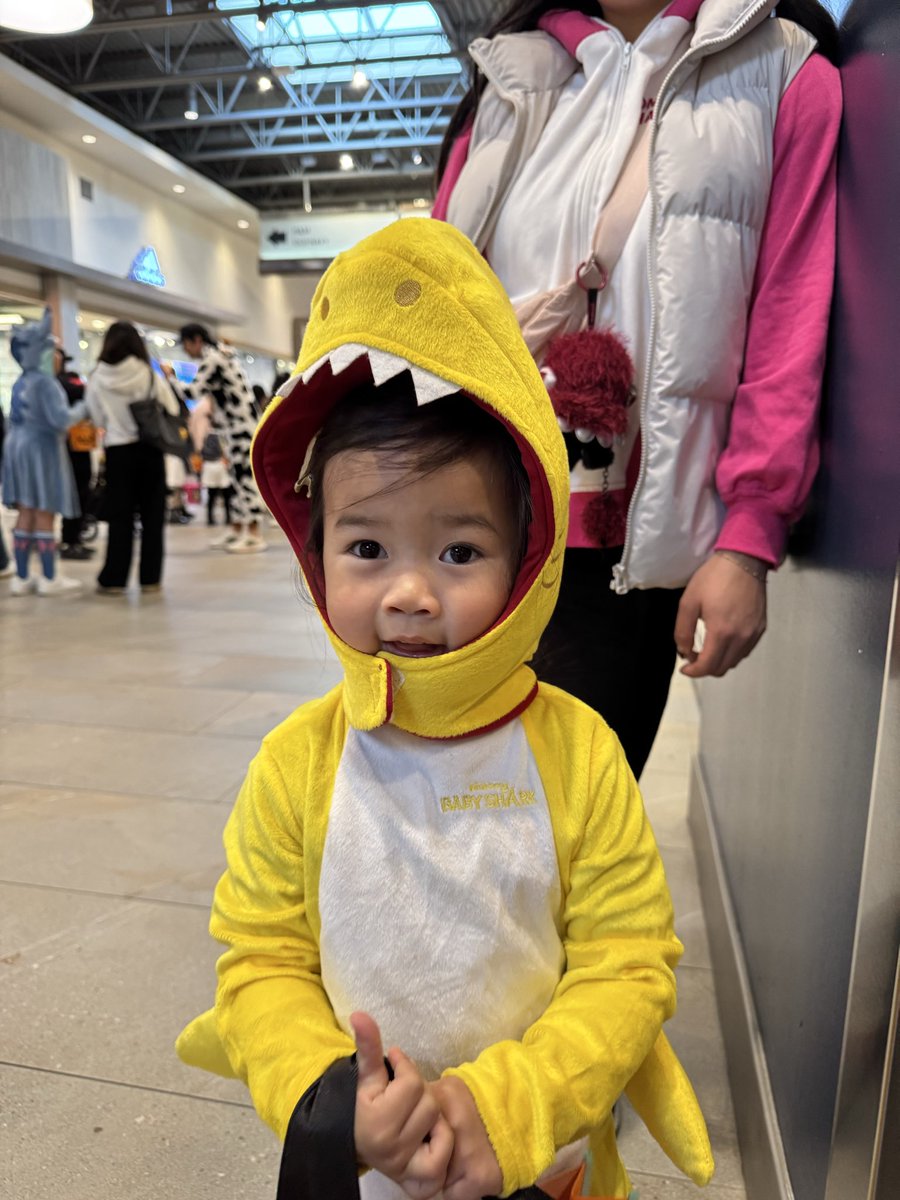 _RetroRy_'s tweet image. Her 2nd Halloween outing. Baby shark was on the loose this time.