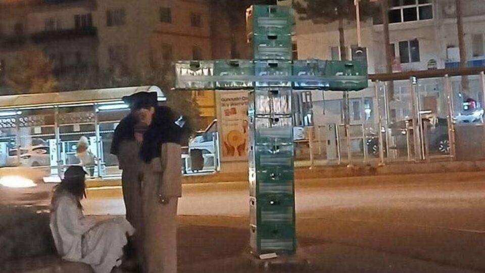 Eskişehir'de 'Cadılar Bayramı' kutlamalarında bira kasalarıyla haç işareti yapan 3 kişi gözaltına alındı.