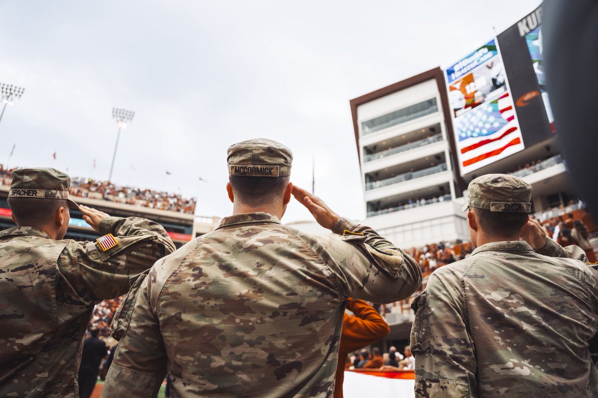 TexasFootball's tweet image. Today we honored all veterans and active duty personnel 🇺🇸👏
