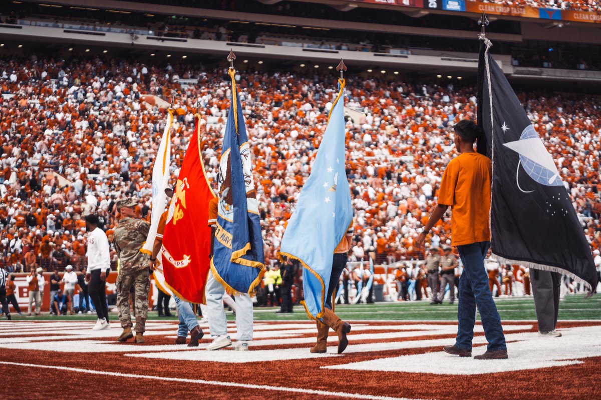 TexasFootball's tweet image. Today we honored all veterans and active duty personnel 🇺🇸👏