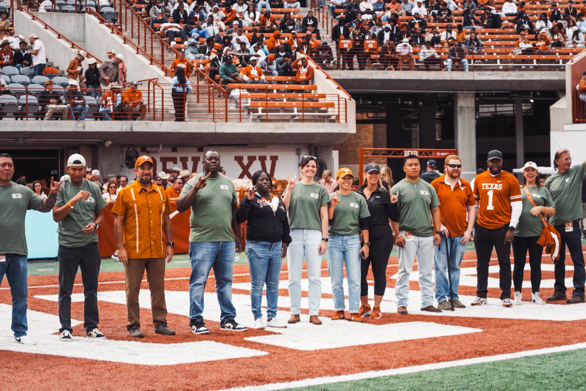 TexasFootball's tweet image. Today we honored all veterans and active duty personnel 🇺🇸👏