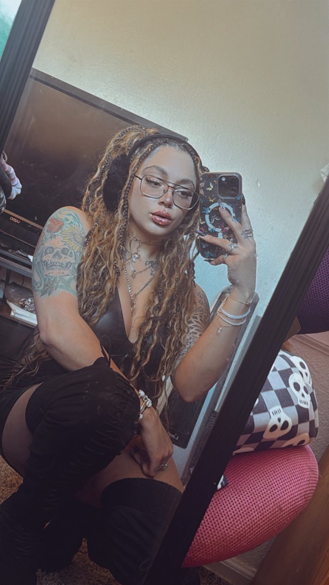 KandiieeQueen's tweet photo. 🧡💛🖤🤍 Fall Baddie 🖤🤍🧡💛 Scorpio Szn Got Me Feelin Right 🦂♏️ #scorpio #novemberbaby #baddie #novemberscorpio #scorpioseason #scorpioszn #winter #Colorado #fall #Denver #denvercolorado #snow #cold #birthday #birthdaygirl #inked #inkedgirl #alternative #blackandwhite #sexy https://t.co/xr1bjbGKi9