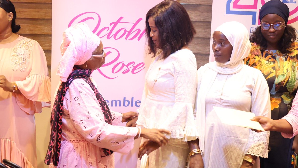 Mepmsenegal's tweet image. 🎀🇸🇳 Ce 31 oct. 2025, le MEPM, à travers sa Cellule Genre &amp;amp; Équité, a fait un don à la LISCA dans le cadre d’#OctobreRose. Un engagement pour soutenir la lutte contre les cancers du sein et du col et promouvoir le bien-être des populations. 🤝🏿

#MEPM #LISCA