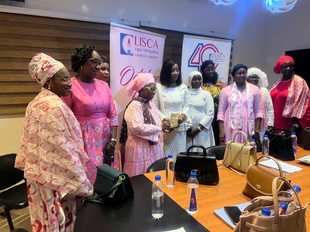 Mepmsenegal's tweet image. 🎀🇸🇳 Ce 31 oct. 2025, le MEPM, à travers sa Cellule Genre &amp;amp; Équité, a fait un don à la LISCA dans le cadre d’#OctobreRose. Un engagement pour soutenir la lutte contre les cancers du sein et du col et promouvoir le bien-être des populations. 🤝🏿

#MEPM #LISCA