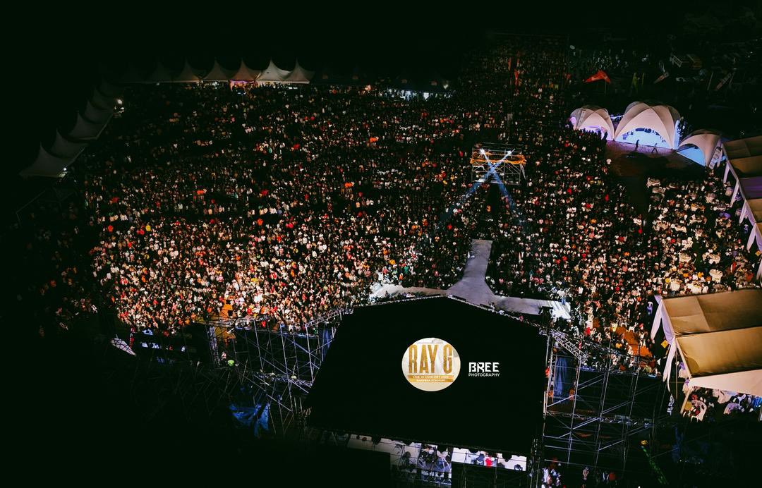 eddiespikaagaba's tweet photo. A night to remember in Mbarara! Thousands gathered for the king of Western Uganda’s sound -@Ray_G_official 👑this makes him the biggest artist in Uganda right now! Take it, leave it until someone else proves that he can fill up University Inn, Lugogo cricket,now Kakyeka Stadium. https://t.co/bxeu995TkH