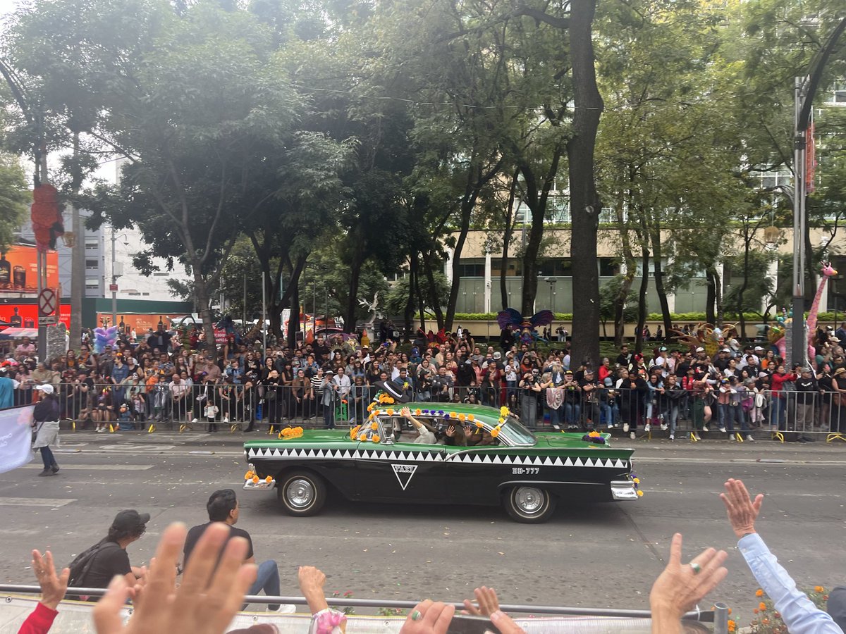 Reportando desde Paseo de la Reforma en mi amada #CDMX  #DiaDeMuertos 🧡🌶️🐾