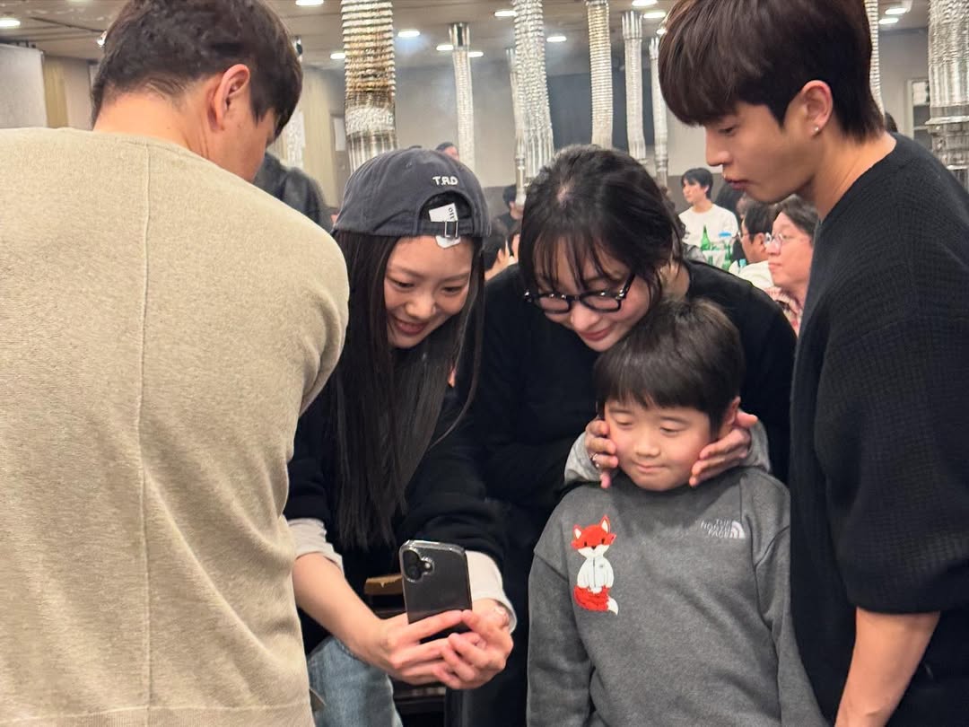 minhaupdates's tweet photo. 251102 Miseon, Miho, and Beom with also Namoo 😂 Kwon Hansol-ssi share the selca, 주세요! 🫴
#TyphoonFamily
#KimMinha
#KwonHansol https://t.co/4sprvRinyF