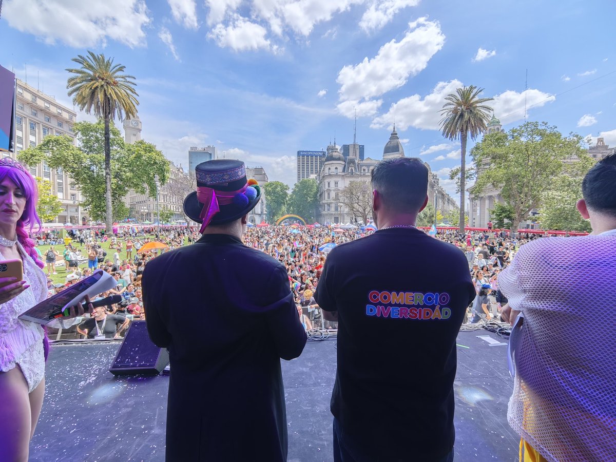 Una vez más, el Sindicato de Empleades de Comercio Capital presente en la 34° <a href="/MarchaOrgulloAR/">Marcha del Orgullo 🇦🇷🏳️‍🌈</a> 
Fuimos parte del discurso general frente a más de 2 millones de personas en Plaza de Mayo.
"Frente al odio y la violencia, más orgullo y más unidad"
<a href="/sabriparedessec/">Sabrina Paredes</a> 
<a href="/Sergio_OrtizOk/">Sergio Ortiz</a>