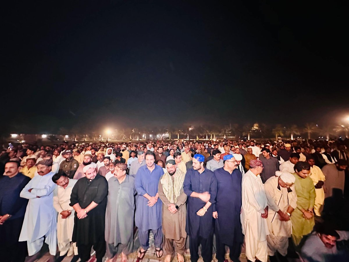 TeamKhalidKhan's tweet photo. بیرسٹر میر شہباز احمد خان لونڈ اور نوابزادہ میر نور محمد خان لونڈ کی خانگڑھ میں سردار علی گوہر خان مہر کی والدہ ماجدہ کے نمازِ جنازہ میں شرکت، 

اللہ تعالیٰ مرحومہ کو جنت الفردوس میں اعلیٰ مقام عطا فرمائے اور سوگوار مہر خاندان کو صبرِ جمیل عطا کرے۔ (آمین) https://t.co/fT4ML43vrR
