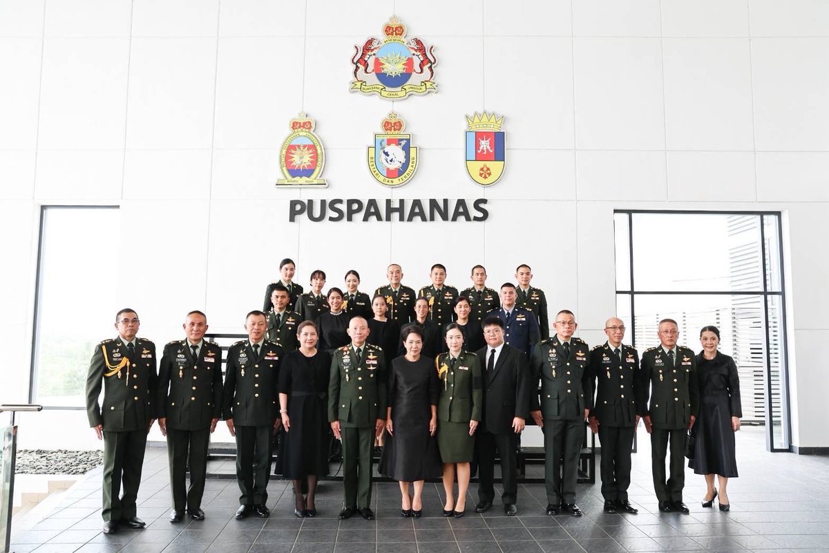 ผู้บัญชาการทหารสูงสุดเดินทางเยือนมาเลเซียอย่างเป็นทางการ พร้อมเข้าร่วมพิธีจารึกชื่อในหอเกียรติยศ (Hall of Fame) ของโรงเรียนเสนาธิการทหารมาเลเซีย facebook.com/share/p/1FmdLa…

#ความสัมพันธ์ระหว่างประเทศ 
#OneTeamทัพไทย 
#FutureRTARF