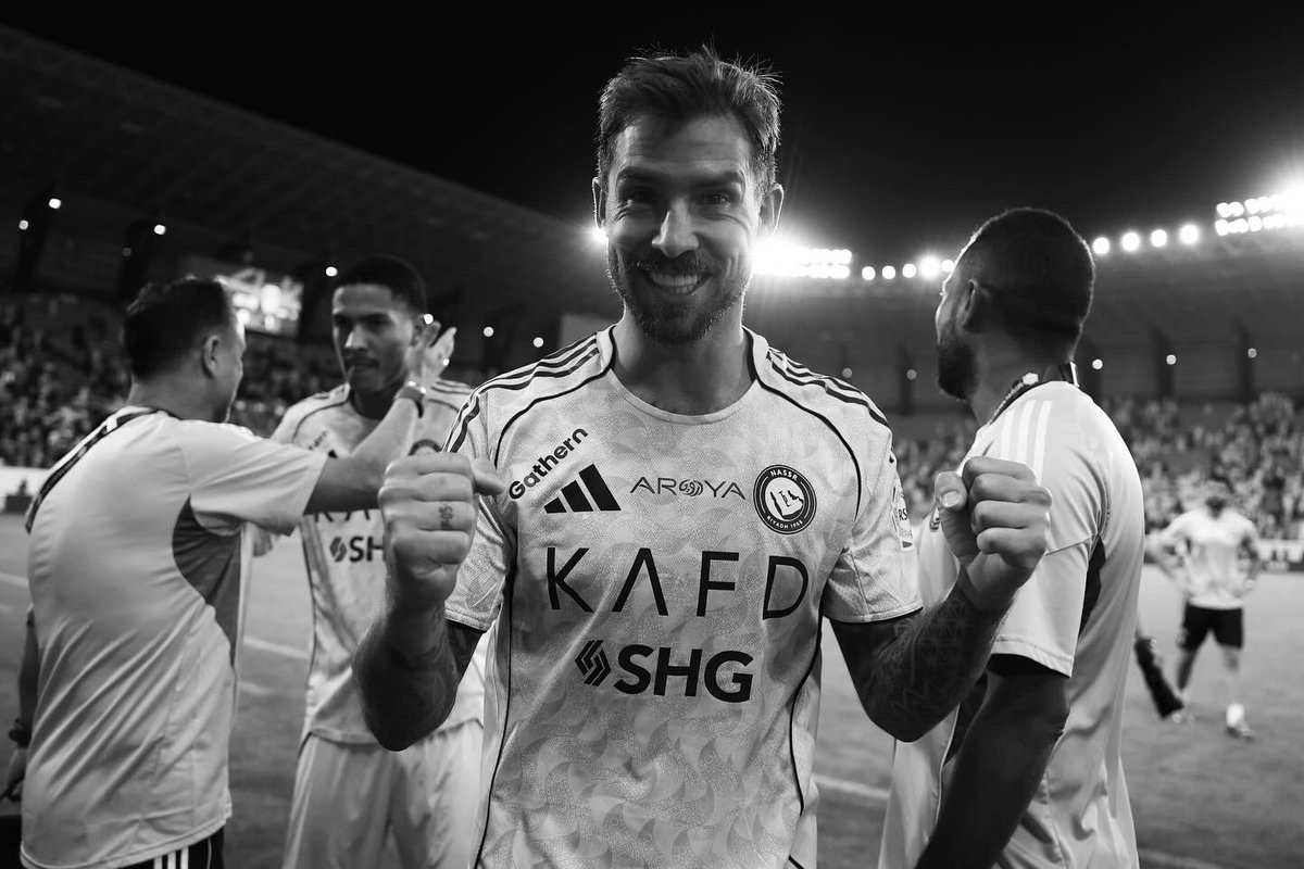 When it gets tough, we stay strong. 💛⚽️Let’s go team! 👊🏼 #NoPainNoGain ⚡️ #HardWin #StayStrong #TeamSpirit  #NeverGiveUp #ThreePoints #FootballLife