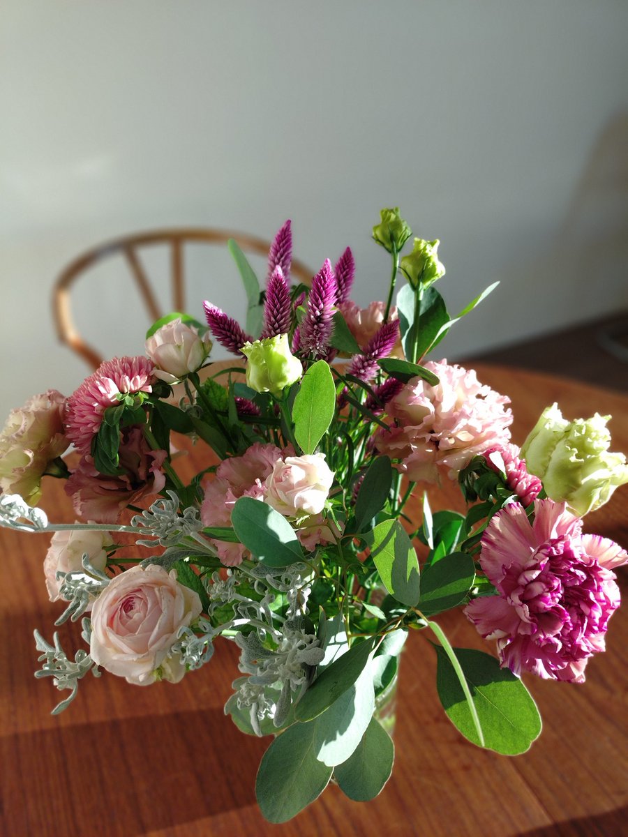 nonkeymonkey's tweet image. お仕事退職しました。気がついたら23年8ヶ月、職場には感謝しかありません。
一息ついたら新しい未来を探して就活開始、履歴書を書くのも面接もいつが最後か思い出せない浦島太郎は、最終日にいただいたお花に癒されながら前に進みます。