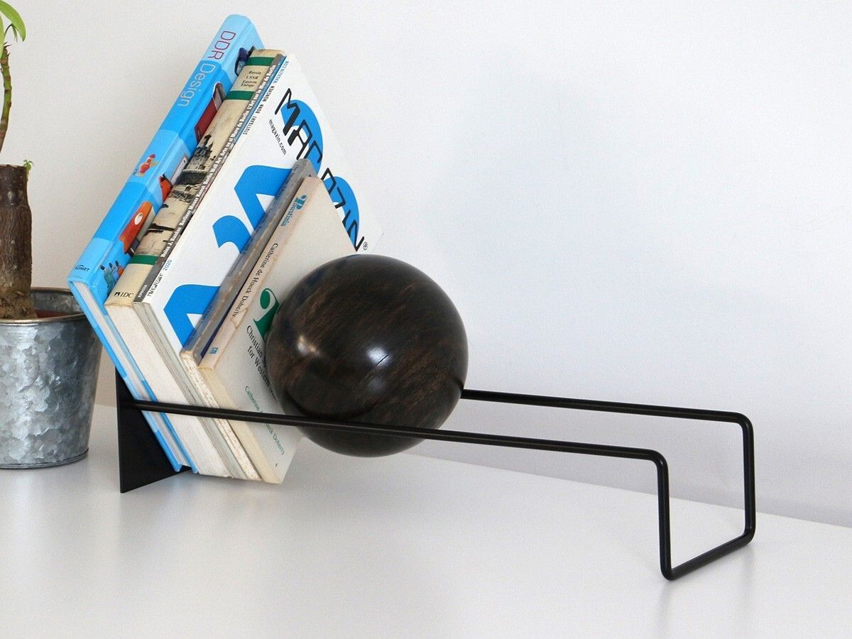 アメリカのアルミホィールで作ったブックエンド　洋書一冊付き　レア スチールフレームとウッドボールを組み合わせたブックエンド。スロープ