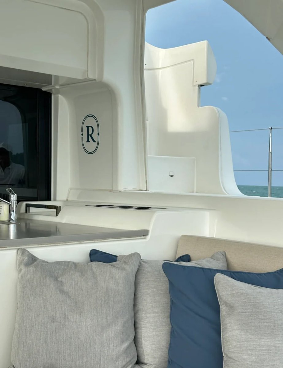 Elenai789's tweet photo. Cheers to ocean views and pure relaxation 🥂🌊✨ https://t.co/dKcBVerSG1