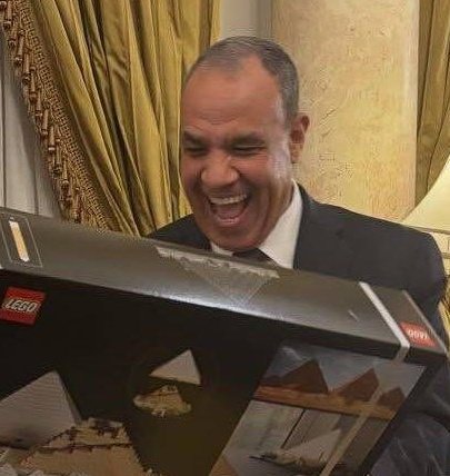 Deligtsubs's tweet image. Alegria do Ministro das Relações Exteriores do Egito ao receber um lego