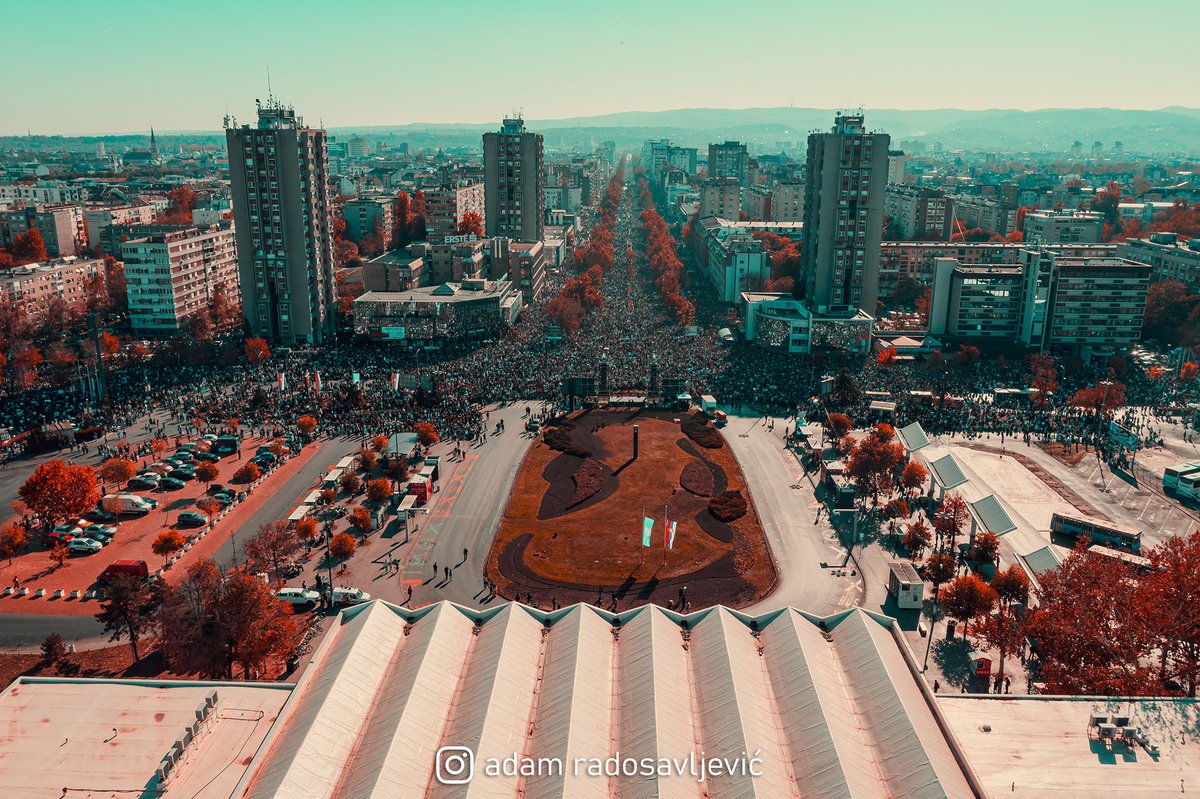 adamradosav's tweet photo. Ne postoji fotografija od juče koja će pokazati sve ljude juče u Novom Sadu. Moja fotografija je nastala pola sata pre početka skupa, kada se svih 16 kolona još nisu priključile skupu. https://t.co/PWogCdyhLZ