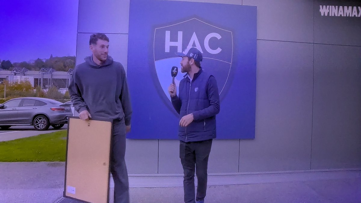 chewbi_is_back's tweet image. Au moment de la remise du trophée pour le 100e match de Gauthier Lloris au @HAC_Foot :  &quot;Je te laisse prendre le cadre et le ramener à la maison. Et on se voit pour le 200e&quot;. 
Bien joué @FPlaisir94, je crois que le message est passé 😁😍