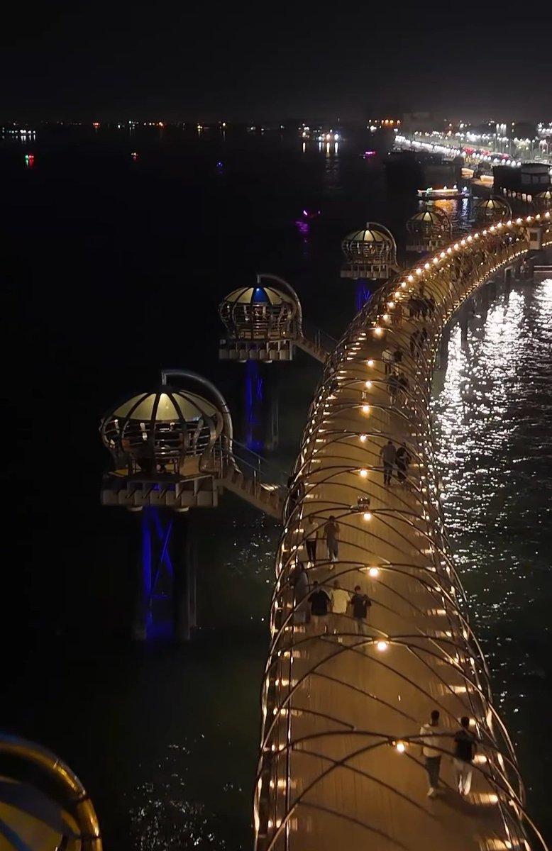 في البصرة -🇮🇶

أجمل جسر مشاة تصاحبه جلسات مطله على شط العرب مع نافورة راقصة .