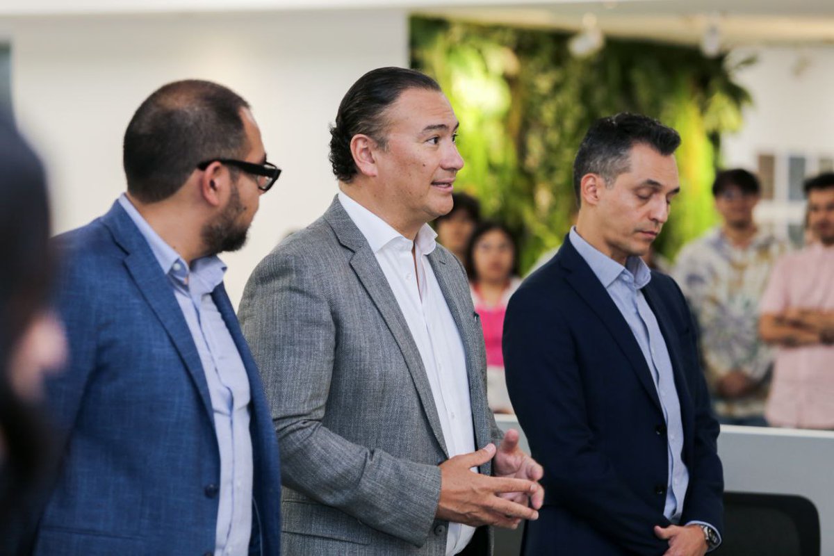 ManuelHerrV's tweet image. 🌱💚  A veces el trabajo en la @SEDESJALISCO parece técnico, lleno de cifras y gráficas, pero detrás de cada número hay una historia: niños que podrán estudiar mejor, calles más iluminadas para caminar seguro, parques donde las familias pueden reunirse sin peligro. 

Ese es el…