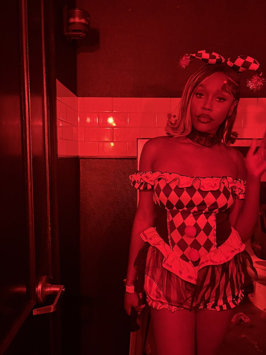 ayechrissyy's tweet photo. late bc i had a time but happy halloween 😈 https://t.co/w6yYOfgcEH
