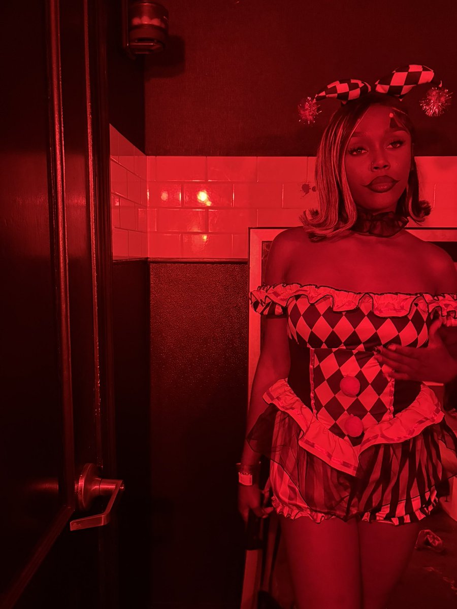 ayechrissyy's tweet photo. late bc i had a time but happy halloween 😈 https://t.co/w6yYOfgcEH