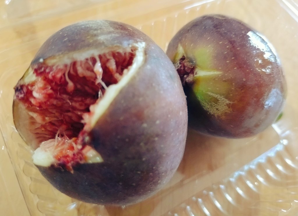 もーにん☁散歩がてらJAでイチジク買ったぜい！2個で100円。イチジクとザクロ＆トマトジュースキメた！今日も無理なく頑張って行きまっしょい🫶

#おはよう #イチジク #JA