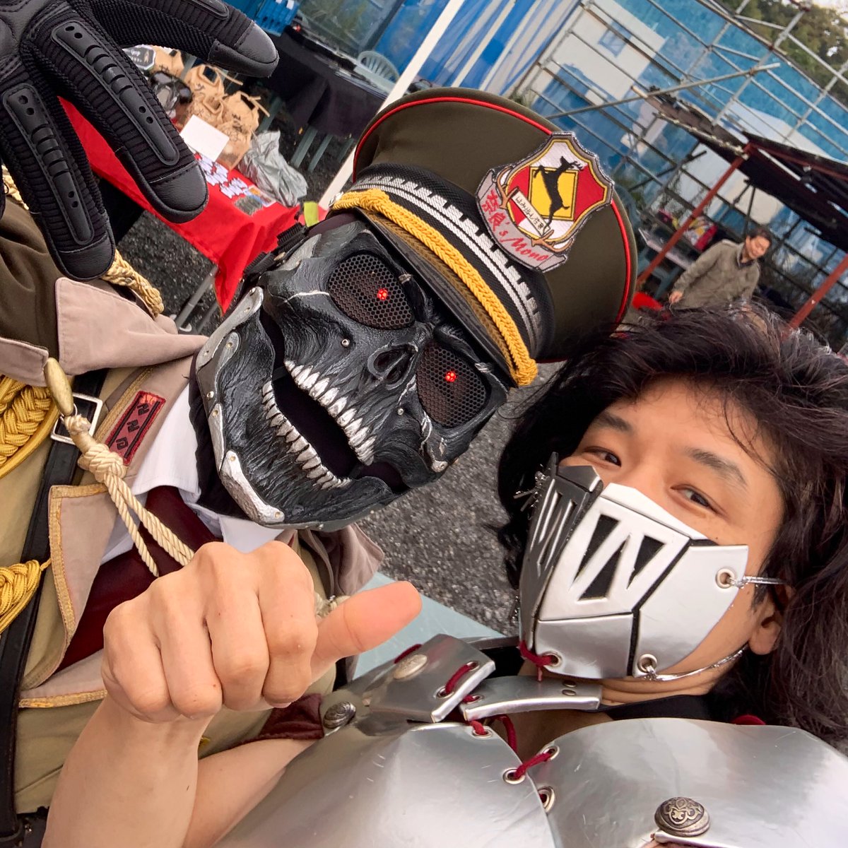 dmdesignjp's tweet image. 雨降ってないし予報も曇り！
この日に雨ないって今年はやっぱり異常気象だなー

ということで #ARMOR祭 設営完了
いつも忘れるので閣下を見かけ次第捕獲ツーショット決めた

スチパンスチーマーはまだ売る分はできてない
細かい調整にも時間がかかる
本当に完成するんかこれ…
#きき屋
#LarpLuswear
