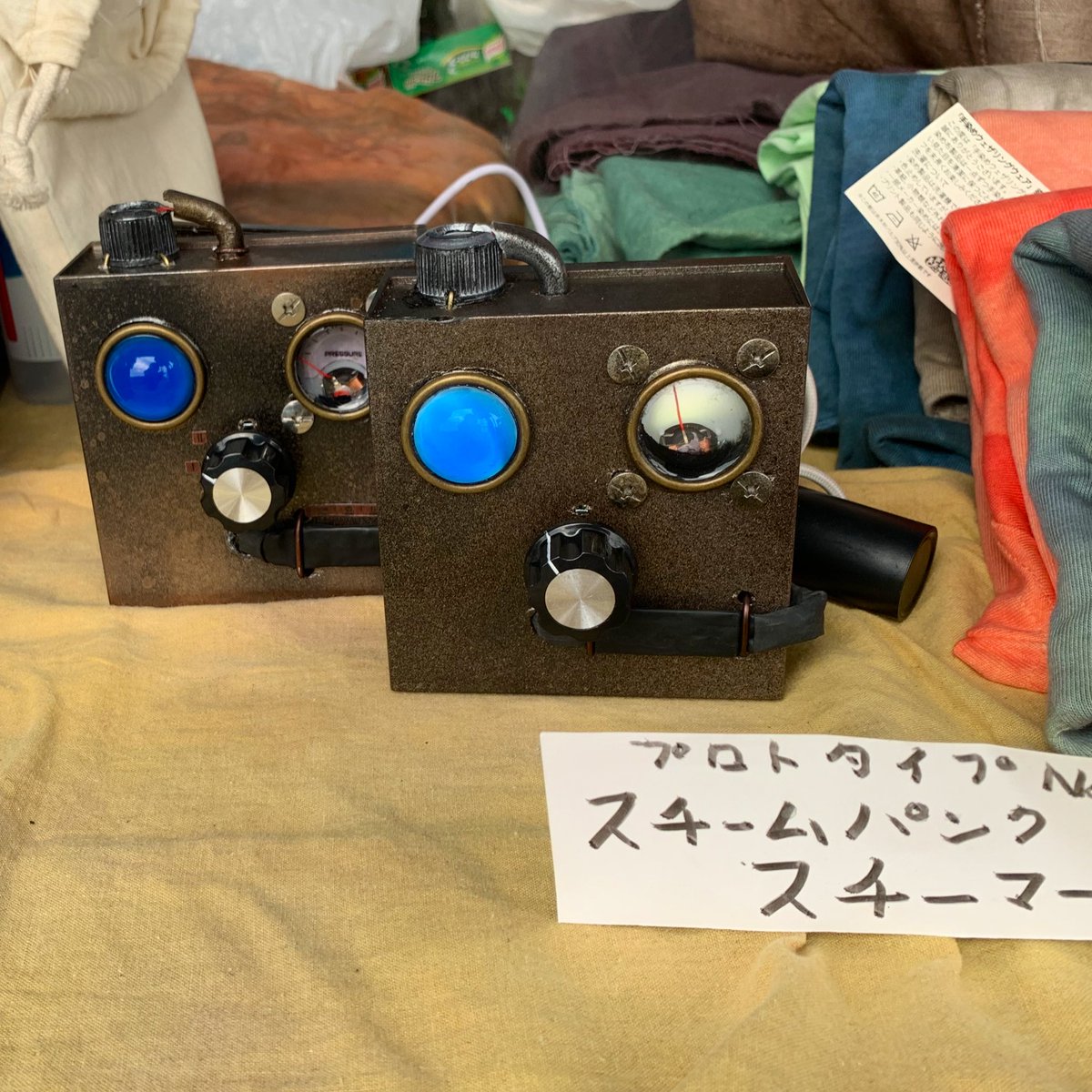 dmdesignjp's tweet image. 雨降ってないし予報も曇り！
この日に雨ないって今年はやっぱり異常気象だなー

ということで #ARMOR祭 設営完了
いつも忘れるので閣下を見かけ次第捕獲ツーショット決めた

スチパンスチーマーはまだ売る分はできてない
細かい調整にも時間がかかる
本当に完成するんかこれ…
#きき屋
#LarpLuswear