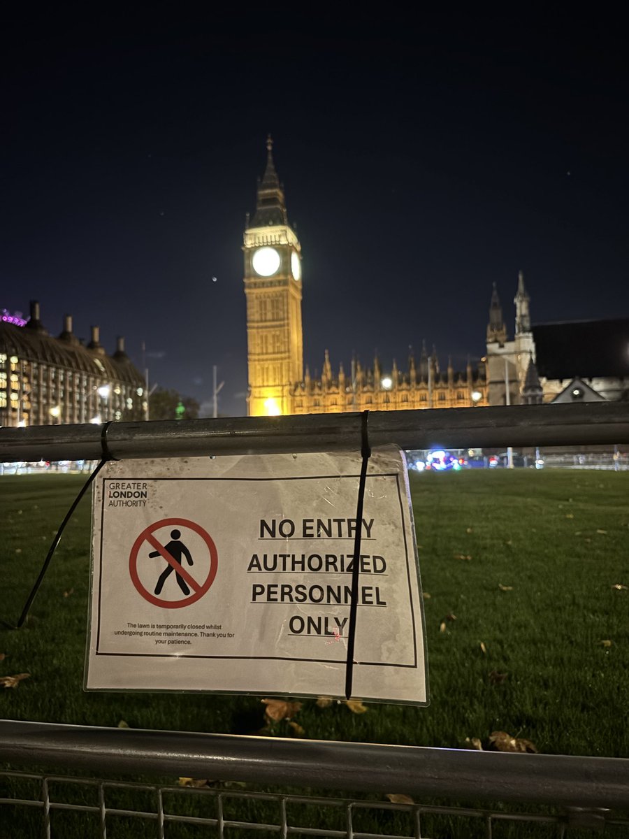 acmogan's tweet image. The cage will be there until this government stops its assault on #protest #righttoprotest @GreenpeaceUK bring back the cages @10DowningStreet @DoughtyStreet