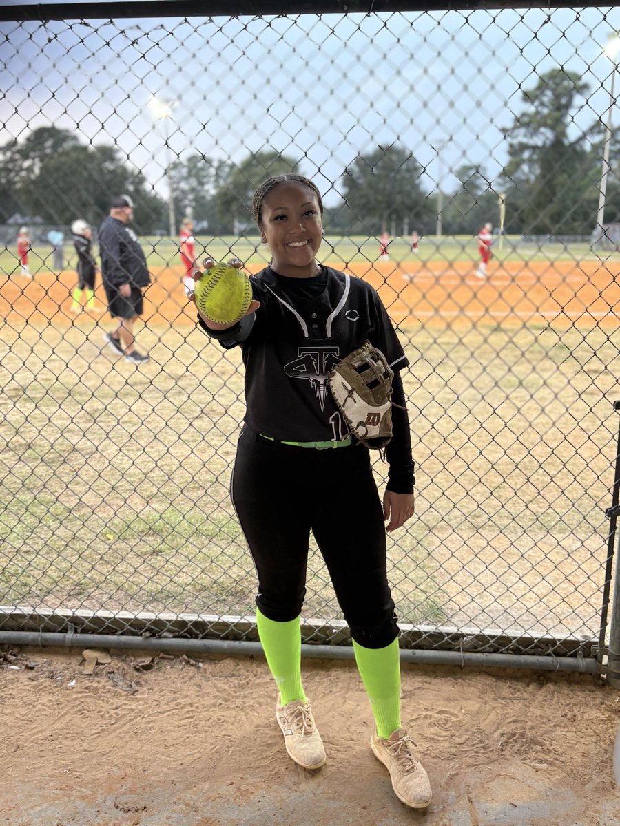 TDD2K10's tweet photo. Bomb Alert💣
Mia Minnifield (2028) with a solo shot over centerfield to start Game 3 of the Under the Radar Fall Showcase https://t.co/3PB4QLQ9Ue