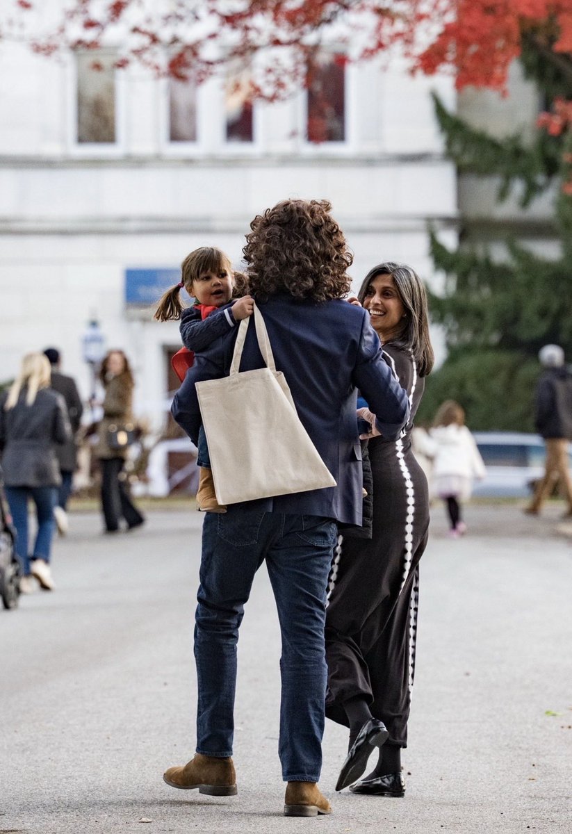 HOLY SH*T JD Vance actually did Halloween in his meme costume of himself. We have the best VP ❤️