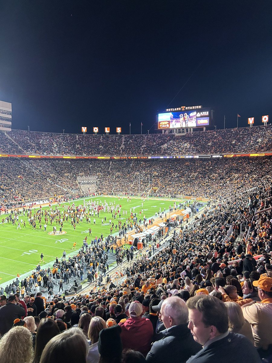 T_Boals's tweet photo. 30 minutes til kickoff and the house is full https://t.co/VbdPXSL5Fd