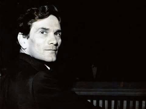 È una storia da dimenticare
È una storia da non raccontare
È una storia un po' complicata
È una storia sbagliata
Cominciò con la luna sul posto
E finì con un fiume d'inchiostro

~F. De André ✍️ dedicata a Pasolini~

#VaPensiero #SalaLettura

P. P. Pasolini #2novembre 1975🙏⚘️