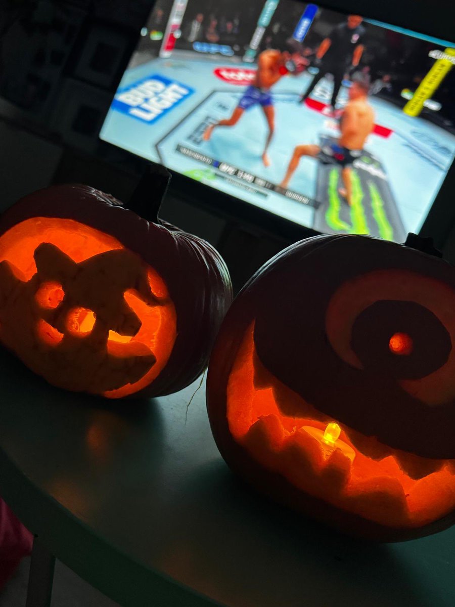 13Rhayan's tweet photo. #ufcmax #ufchbomax entre pum y pum pumpkins 😹@CesarAlonsoM @campos_gon @jorgelerabox https://t.co/ewYOCjfMC3