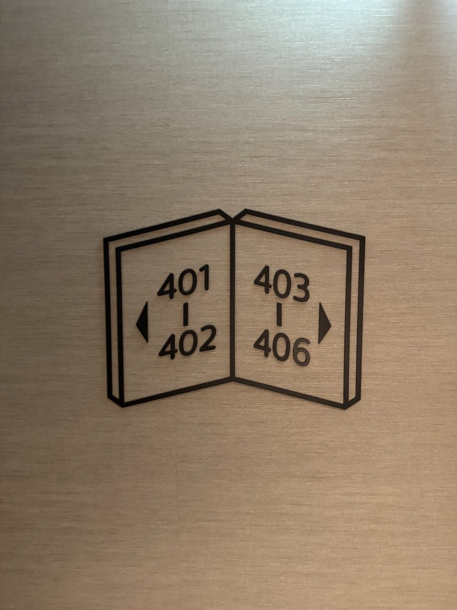 comobooks's tweet image. 読書好きのためのホテル「ランプライト・ブックスホテル」。
控えめに言って神でした。
24時間カフェ併設。ミステリーと旅を中心にセレクトした蔵書は2冊まで自室に持ち帰って読み放題。
読書用のソファもあって部屋も清潔。
一生ここで暮らしたかった...📚
#読書好きな人と繋がりたい