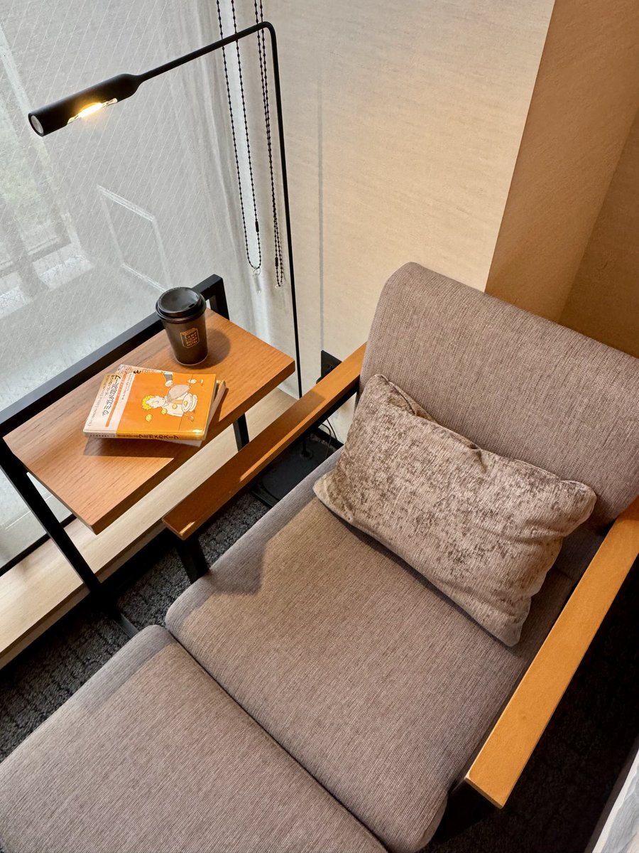 comobooks's tweet image. 読書好きのためのホテル「ランプライト・ブックスホテル」。
控えめに言って神でした。
24時間カフェ併設。ミステリーと旅を中心にセレクトした蔵書は2冊まで自室に持ち帰って読み放題。
読書用のソファもあって部屋も清潔。
一生ここで暮らしたかった...📚
#読書好きな人と繋がりたい