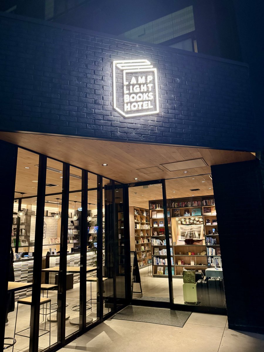 comobooks's tweet image. 読書好きのためのホテル「ランプライト・ブックスホテル」。
控えめに言って神でした。
24時間カフェ併設。ミステリーと旅を中心にセレクトした蔵書は2冊まで自室に持ち帰って読み放題。
読書用のソファもあって部屋も清潔。
一生ここで暮らしたかった...📚
#読書好きな人と繋がりたい
