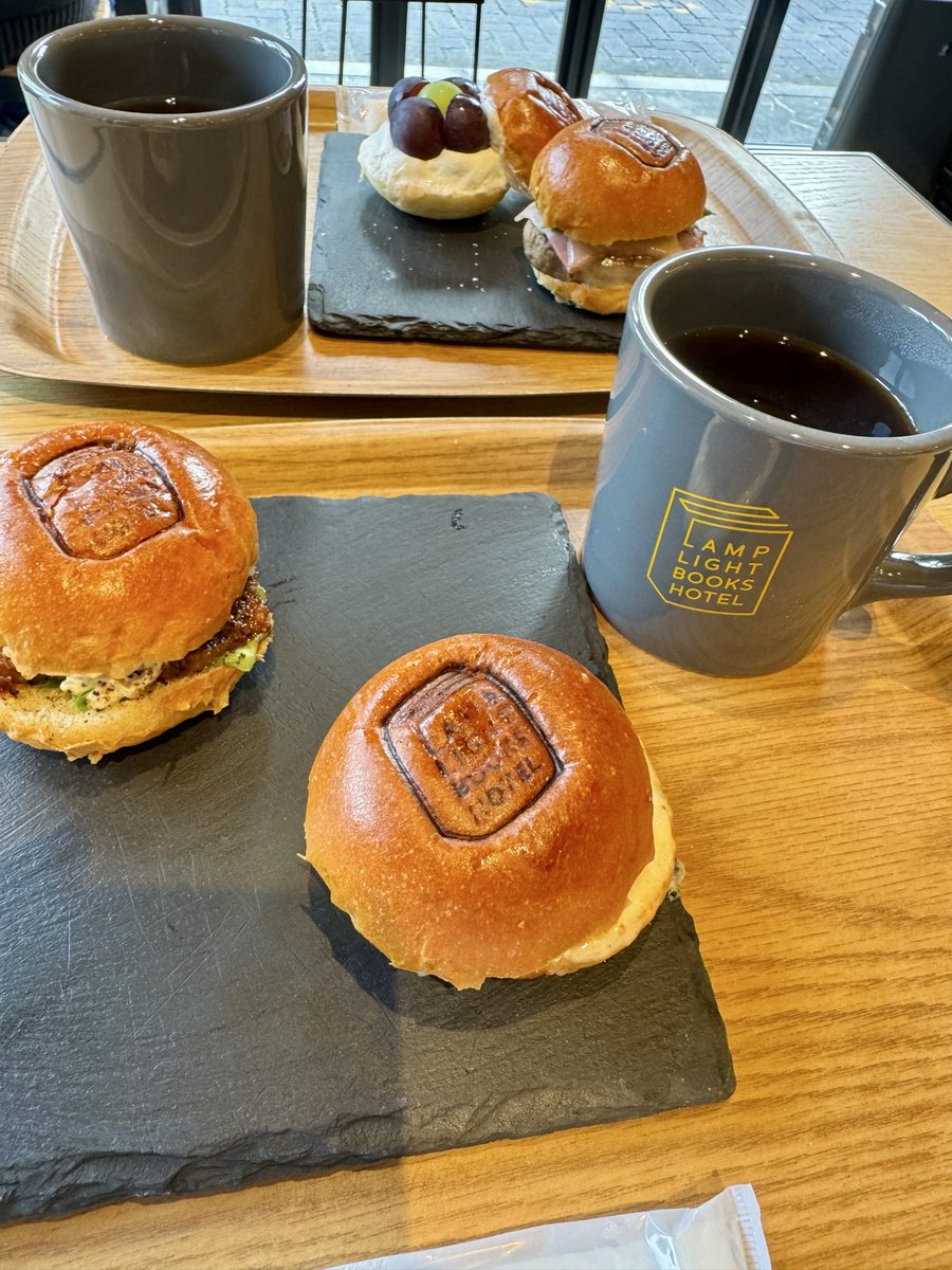 comobooks's tweet image. 読書好きのためのホテル「ランプライト・ブックスホテル」。
控えめに言って神でした。
24時間カフェ併設。ミステリーと旅を中心にセレクトした蔵書は2冊まで自室に持ち帰って読み放題。
読書用のソファもあって部屋も清潔。
一生ここで暮らしたかった...📚
#読書好きな人と繋がりたい