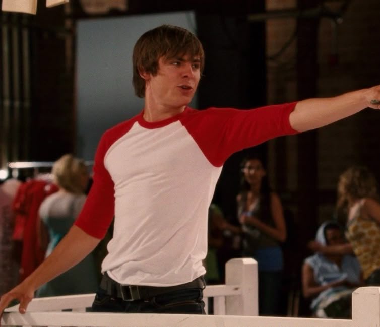 lasgafasdevilla's tweet photo. El Troy Bolton de // el Troy Bolton 
las gringas      // de las latinas https://t.co/A1FWkyujsx