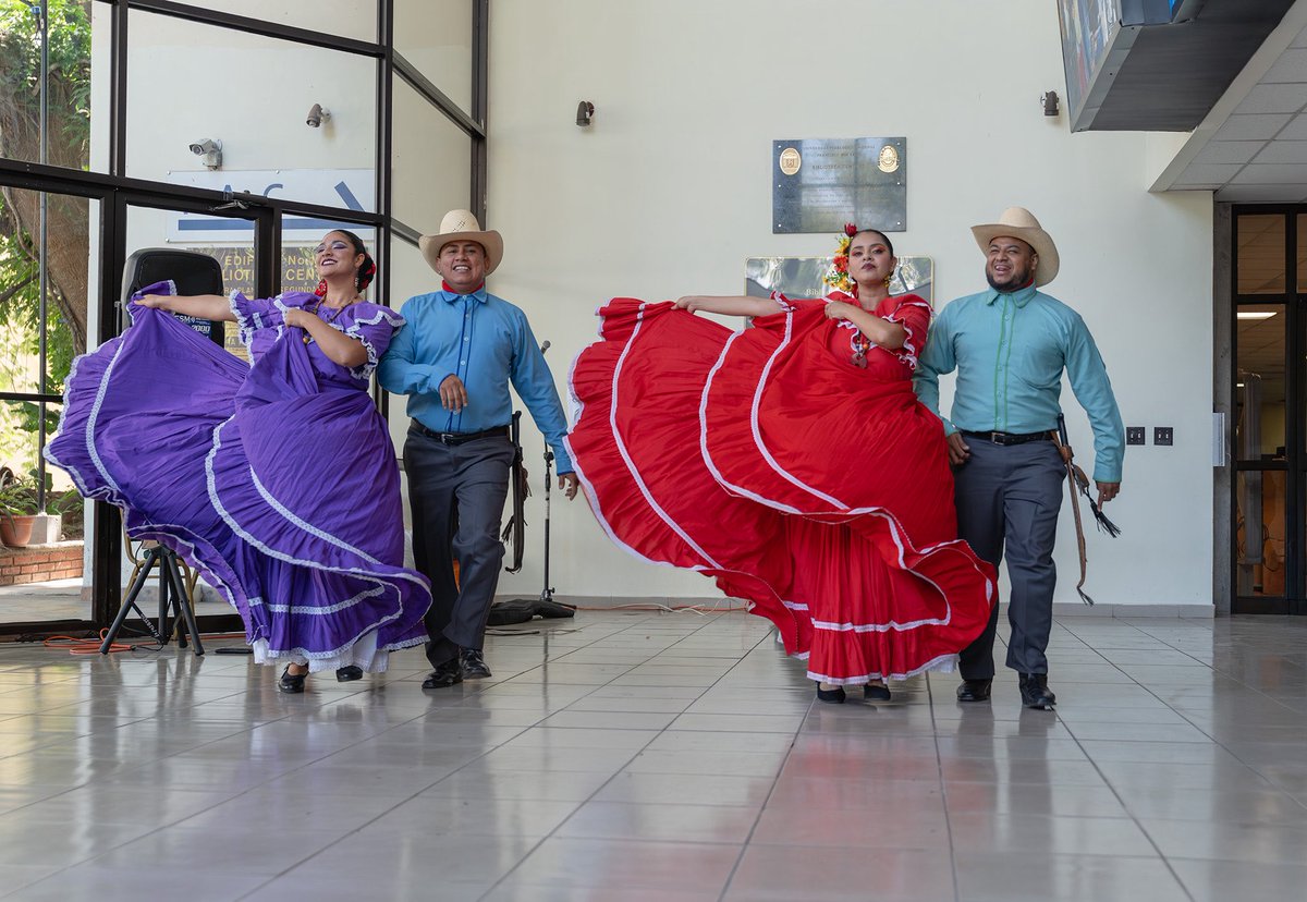 SECAPPH's tweet image. #SecapphInforma | 🇭🇳📚 La SECAPPH, junto a la Comisión Presidencial contra las Zonas de Empleo y Desarrollo Económico (ZEDEs), presentó este viernes el libro “𝗘𝗹 𝗡𝗼𝘃𝗼 𝗖𝗼𝗹𝗼𝗻𝗶𝗮𝗹𝗶𝘀𝗺𝗼”, una obra que trasciende el análisis político y jurídico para convertirse en una…