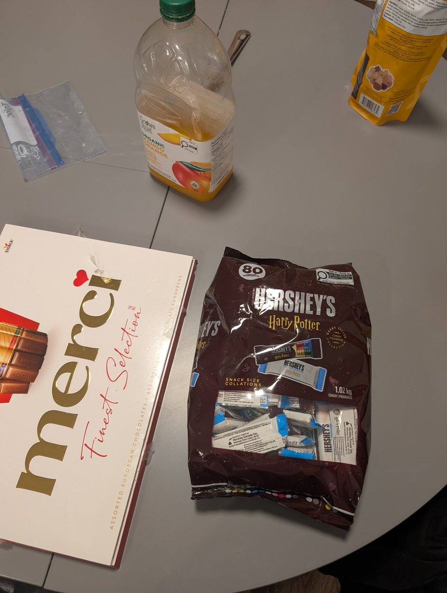 昨天下大雨，外加房子密度小，一个晚上才四个敲门要糖的。一箱 水果软糖都没发完。明天可以去Costco把巧克力退了