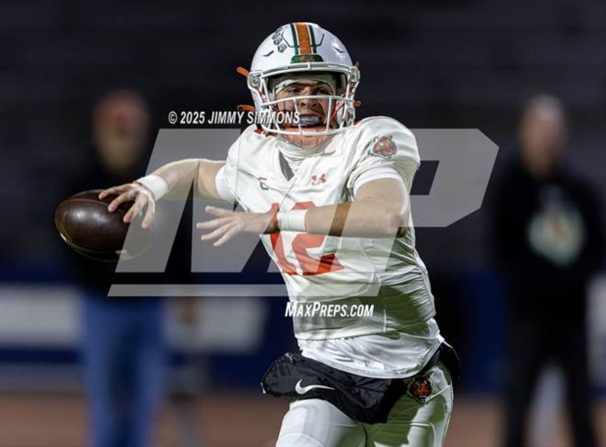 Simba426's tweet image. Maxpreps professional from the #PlainfieldEastBengals game vs #EastStLouisFlyers @BengalFB08 @Football_Flyers @eside_flyers1 @DarrenSunkett @ColinDominiak @CoachStekala @PEHS_Athletics @PrepRedzone @PrepRedzoneIL  
Images are available at:  bit.ly/4p8DEeT Please Retweet.