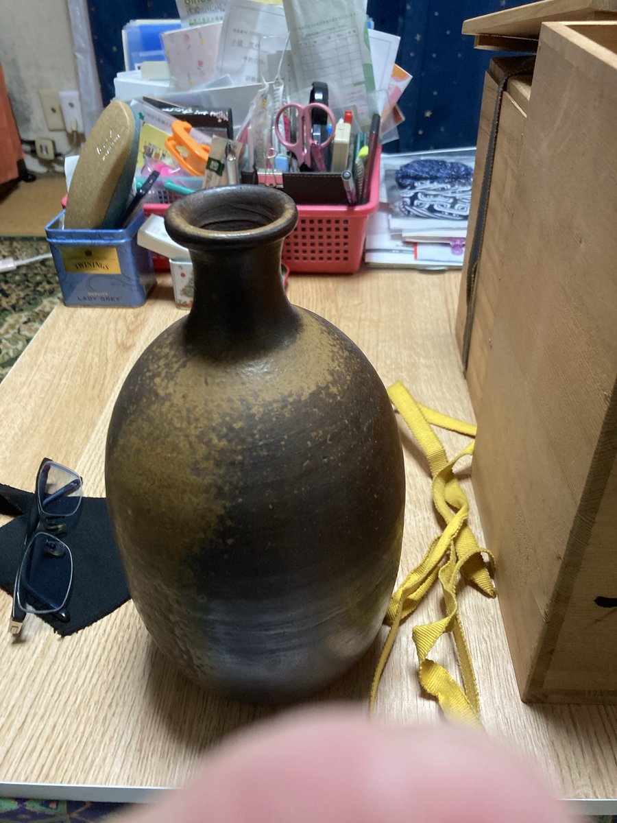 ogurion1's tweet photo. 有名な陶芸家の作品らしいが作者の名前を忘れてしまったらしい
わかる人居ますか？
#備前焼
#備前焼好きな人と繋がりたい https://t.co/OZdNgBihmj