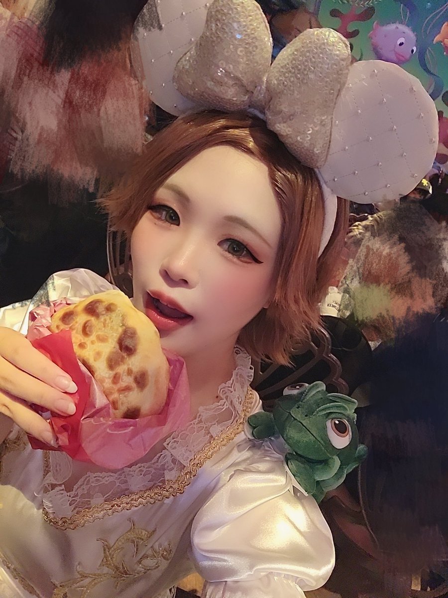 今回も沢山食べたからちょくちょく写真載せてく🤤
まずはカルツォーネ！おいしかった！

てか、パスカルにカルツォーネ狙われてない？？