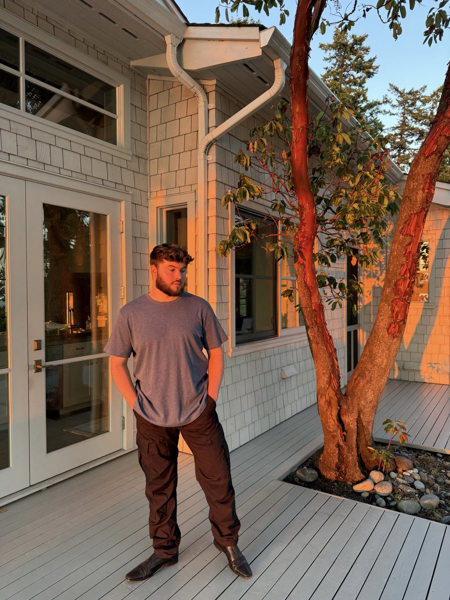 prettyboycade's tweet photo. golden hour, golden boy https://t.co/QSgR69gyBd