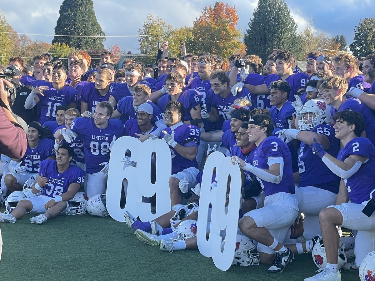 NewsRegSports's tweet image. For the 69th consecutive season, @LinfieldFB has played a winning season. The Wildcats extended their All-Division leading streak with a 29-21 victory over @lewisclarkfb and former ‘Cats offensive mastermind Brett Elliott on Saturday.

See Monday’s N-R for the full story 🗞️
