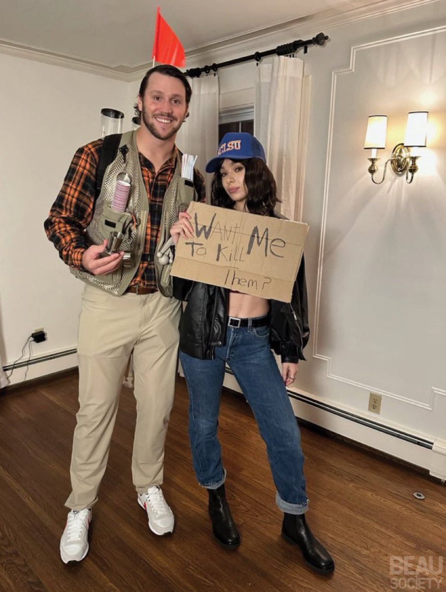 𝗧𝗥𝗘𝗡𝗗𝗜𝗡𝗚: Josh Allen and his actor wife Hailee Steinfeld dressed up as Bobby Boucher and Vicki Vallencourt from Waterboy for Halloween.

One of the best costumes you will ever see 🔥
